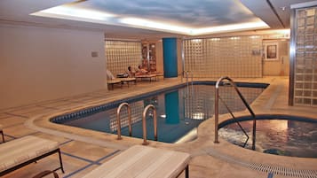 Salas de tratamiento para parejas, un sauna, una bañera de hidromasaje