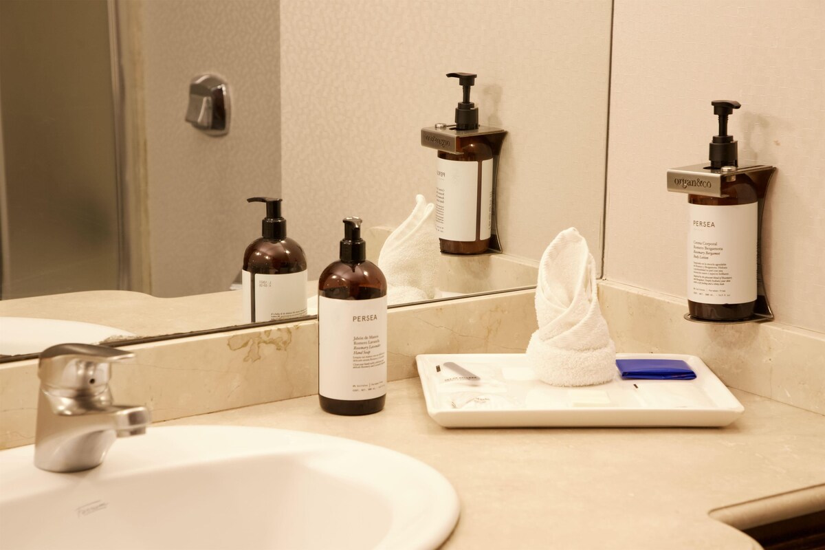 Combined shower/tub, deep soaking tub, eco-friendly toiletries