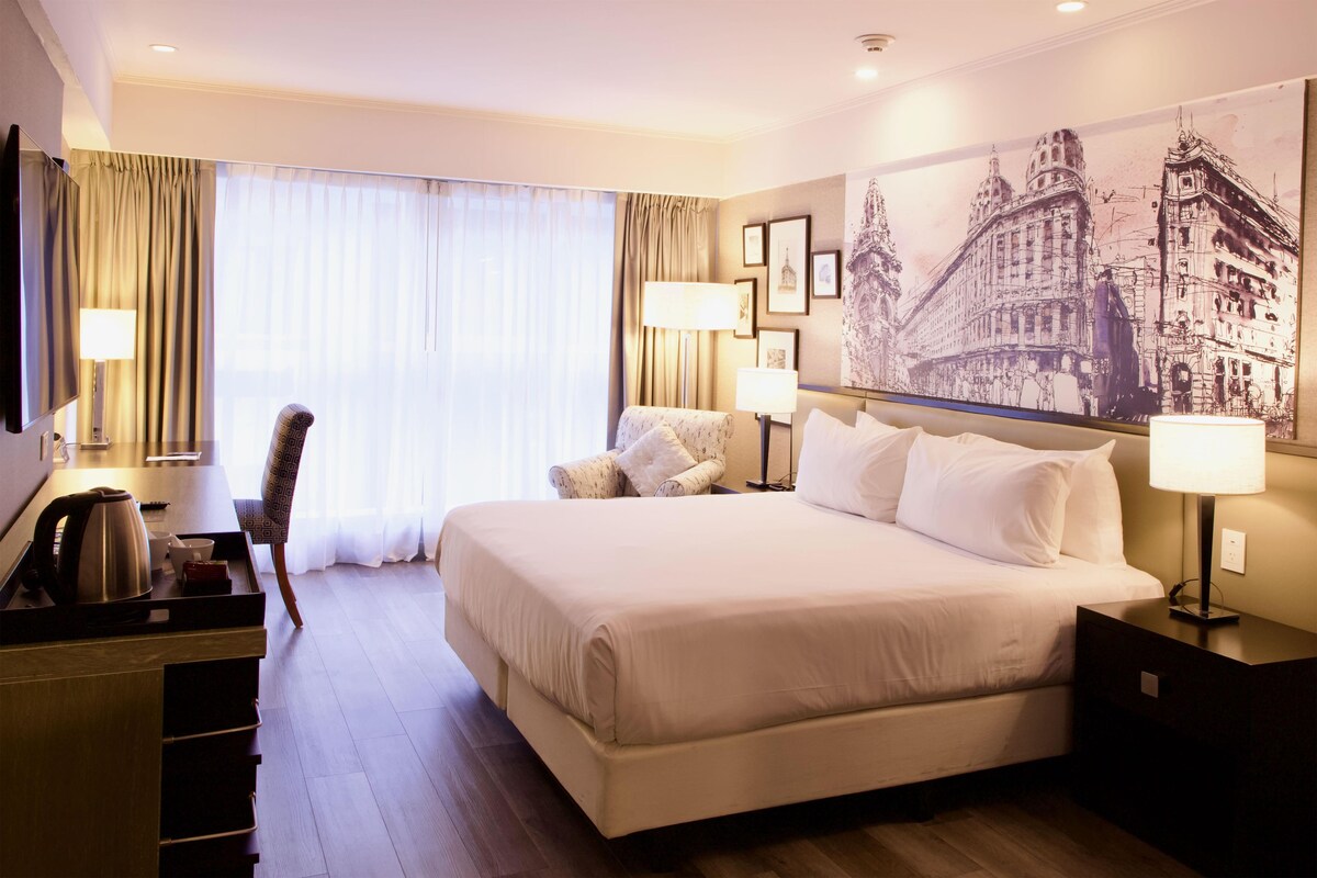 Room, 1 King Bed | Hypo-allergenic bedding available, down comforters, minibar