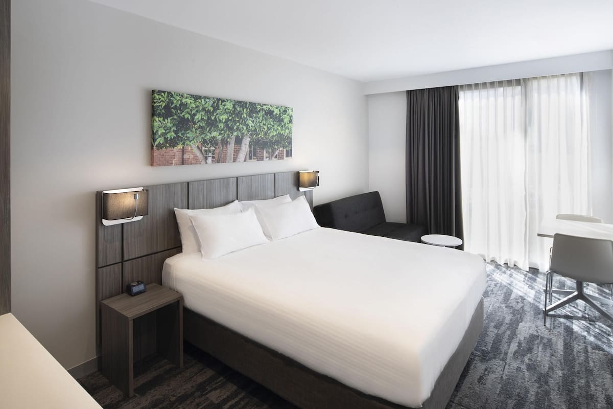 Chambre Exécutive, 1 grand lit | Literie hypoallergénique, coffres-forts dans les chambres, bureau