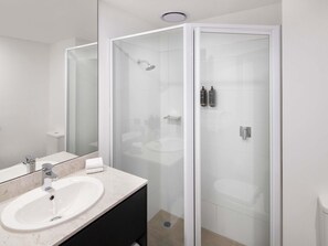 Shower, eco-friendly toiletries, hair dryer, towels - Mercure Sydney Blacktown (Arndell Park)