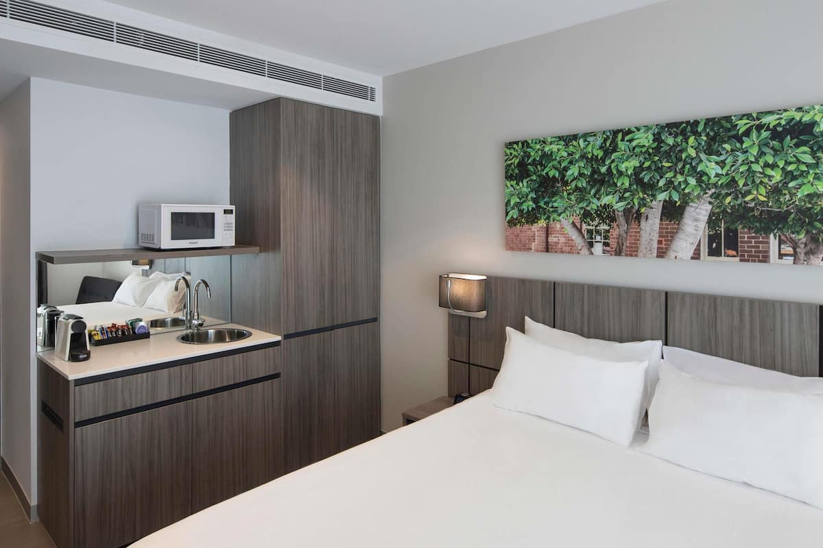 Executive Room, 1 Queen Bed | Private kitchenette | Mini-fridge, microwave, coffee/tea maker, electric kettle