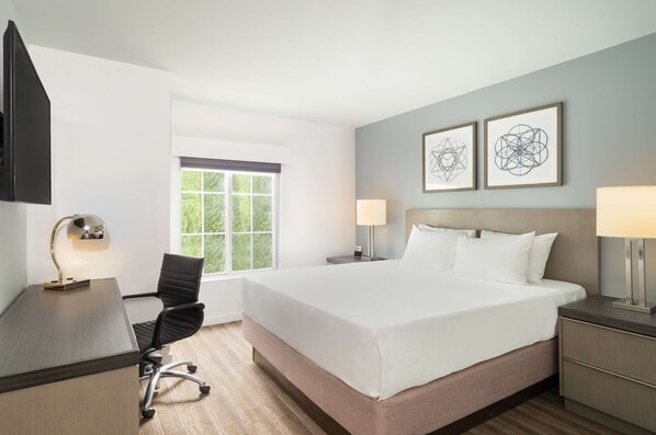 Studio, 1 King Bed | Desk, laptop workspace, blackout drapes, soundproofing