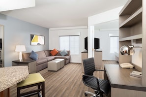 Suite - 1 soveværelse (1 King Bed plus Sofa bed) | 1 soveværelse, skrivebord, arbejdsområde til bærbare computere