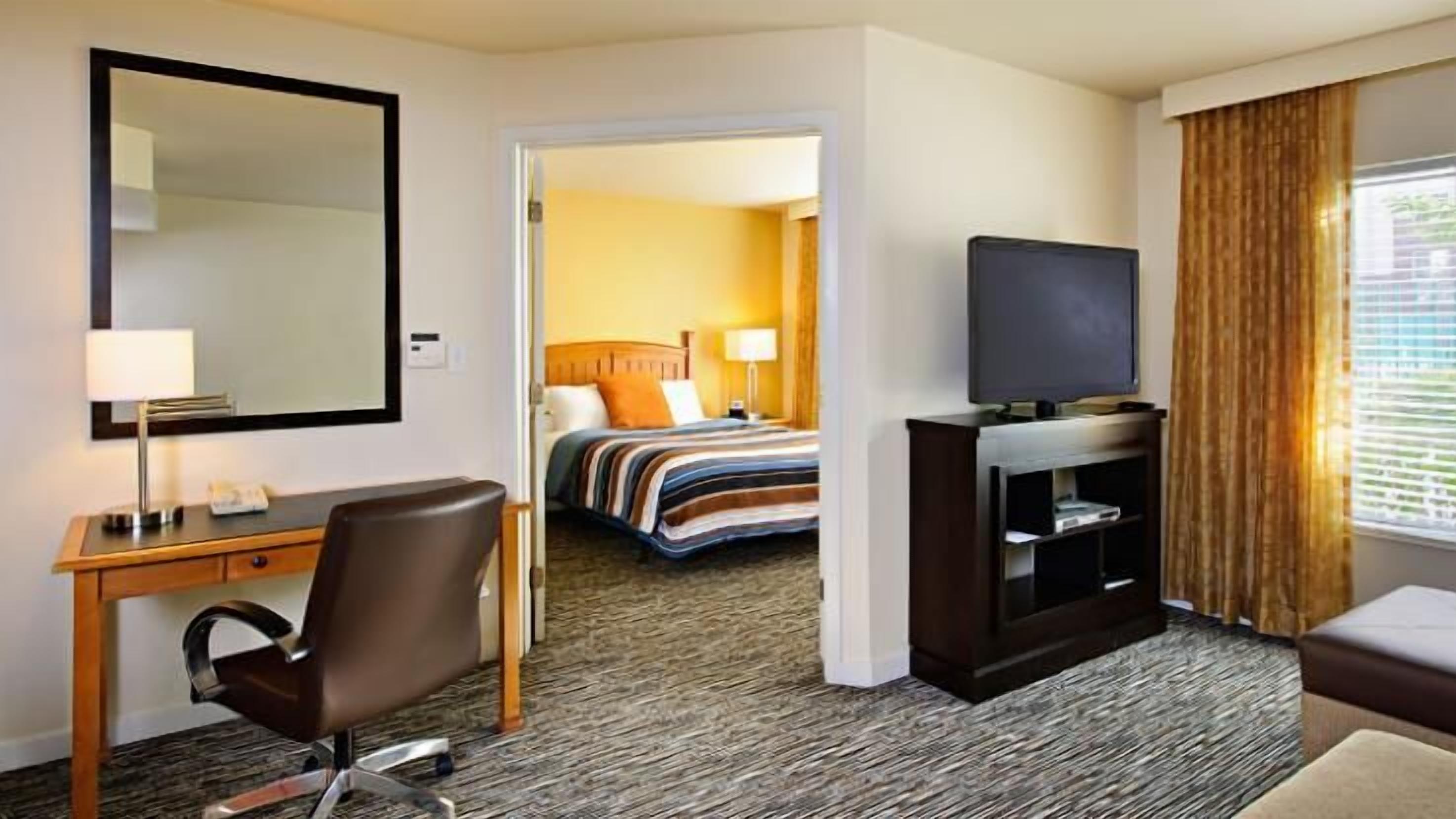 Bureau, espace de travail pour ordinateur portable, rideaux occultants