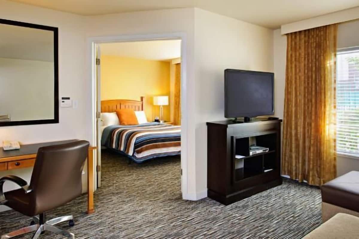 1 makuuhuone, työpöytä, kannettavalle tietokoneelle sopiva työtila