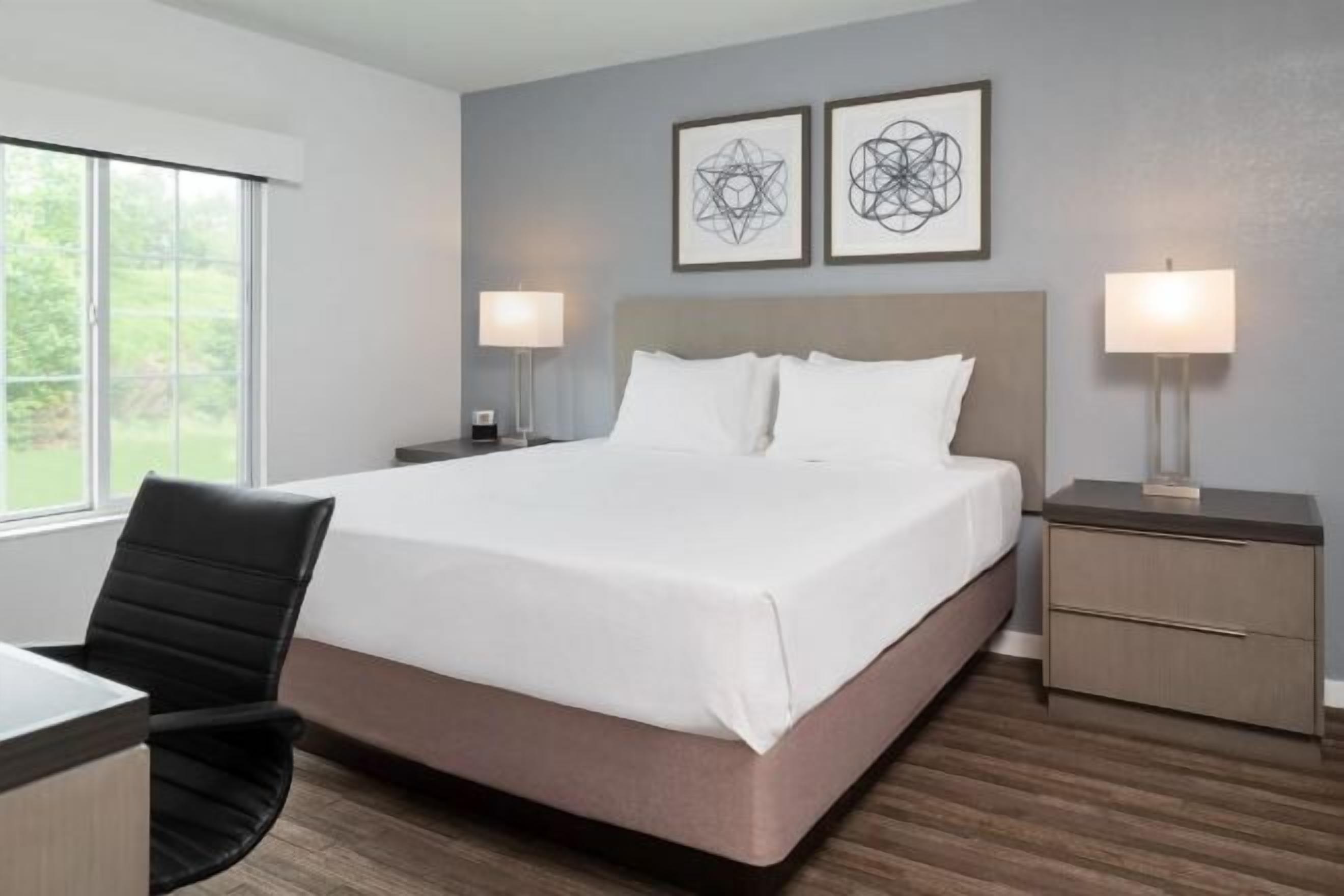 Bureau, espace de travail pour ordinateur portable, rideaux occultants