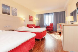 Escriptori, cortines opaques, wifi gratuïta i roba de llit 