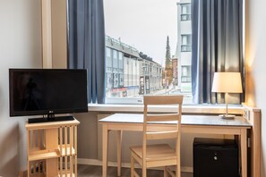 Single Room | Desk, blackout curtains, free WiFi, bed sheets