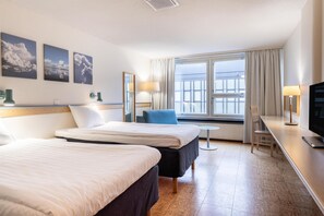 Family Room | Desk, blackout curtains, free WiFi, bed sheets