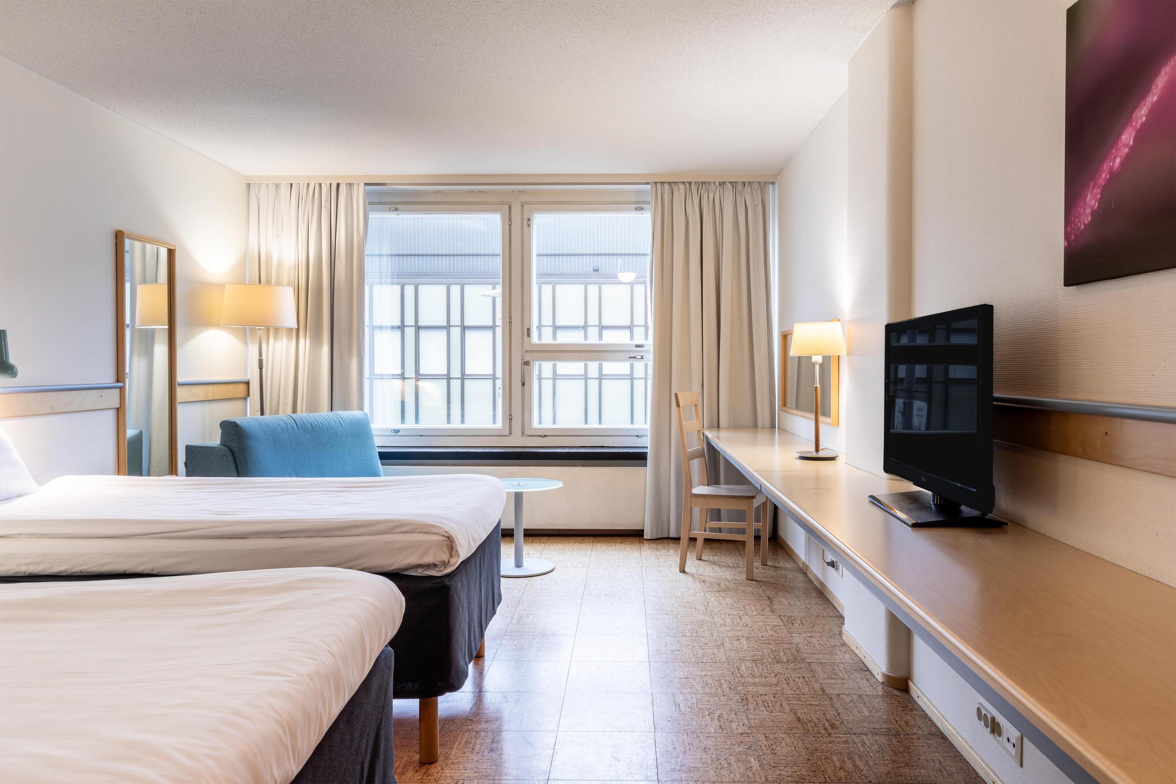 Escritorio, cortinas blackout, wifi gratis y ropa de cama 