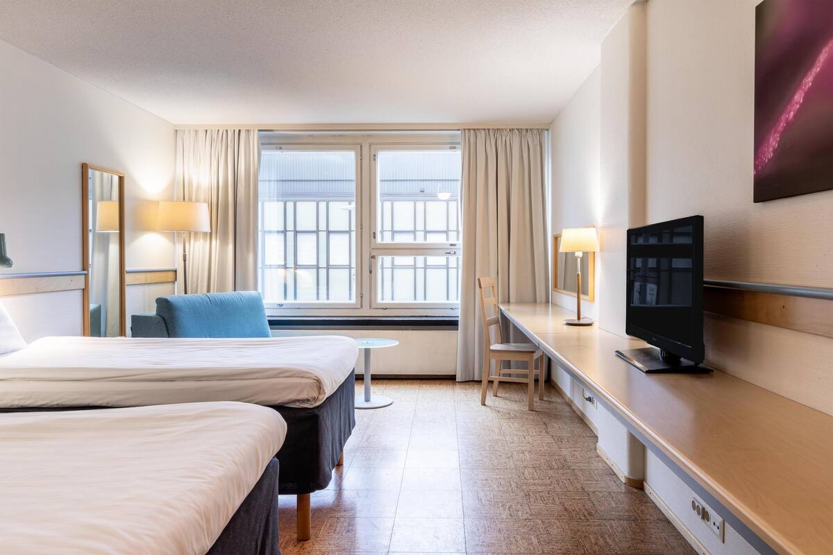 Family Room | Desk, blackout drapes, WiFi (free), bed sheets