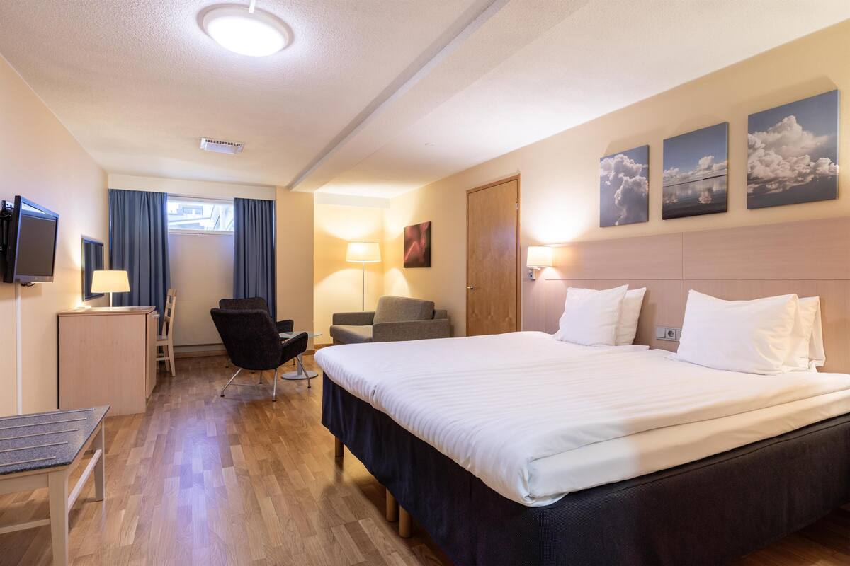 Superior Room, Sauna (King) | Desk, blackout drapes, WiFi (free), bed sheets