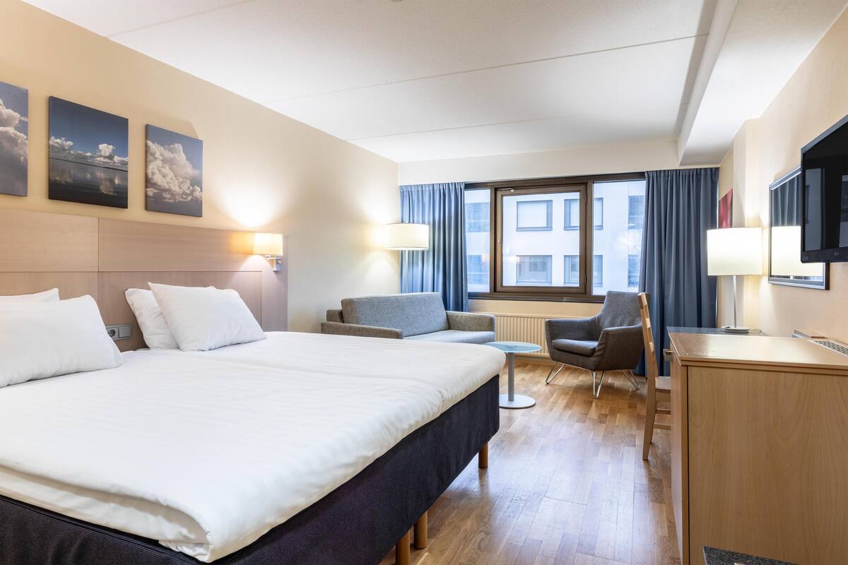 Standard Room (Family Four) | Desk, blackout drapes, WiFi (free), bed sheets
