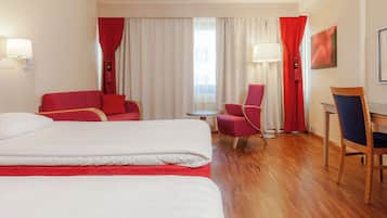 Työpöytä, pimennysverhot, ilmainen Wi-Fi, vuodevaatteet