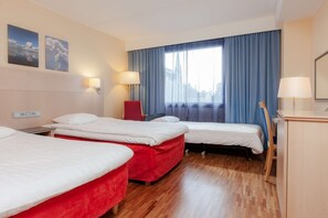 Family Room | Desk, blackout drapes, free WiFi, bed sheets
