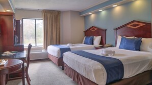 A hotel room with two beds, a desk, and a chair. - Destiny Palms Hotel Maingate West (Kissimmee)