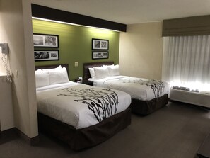 Habitación doble, 2 camas dobles, no fumadores | Caja fuerte, escritorio, espacio para trabajar con un portátil