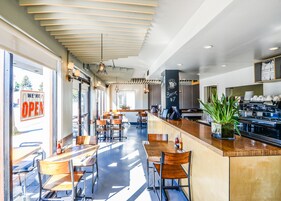 Se sirven desayunos, almuerzos y cenas; cocina americana