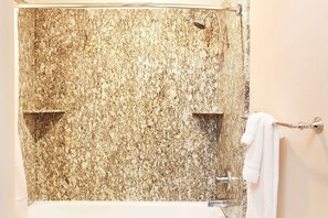 Tina con regadera, amenidades de baño gratuitas, secadora de cabello 