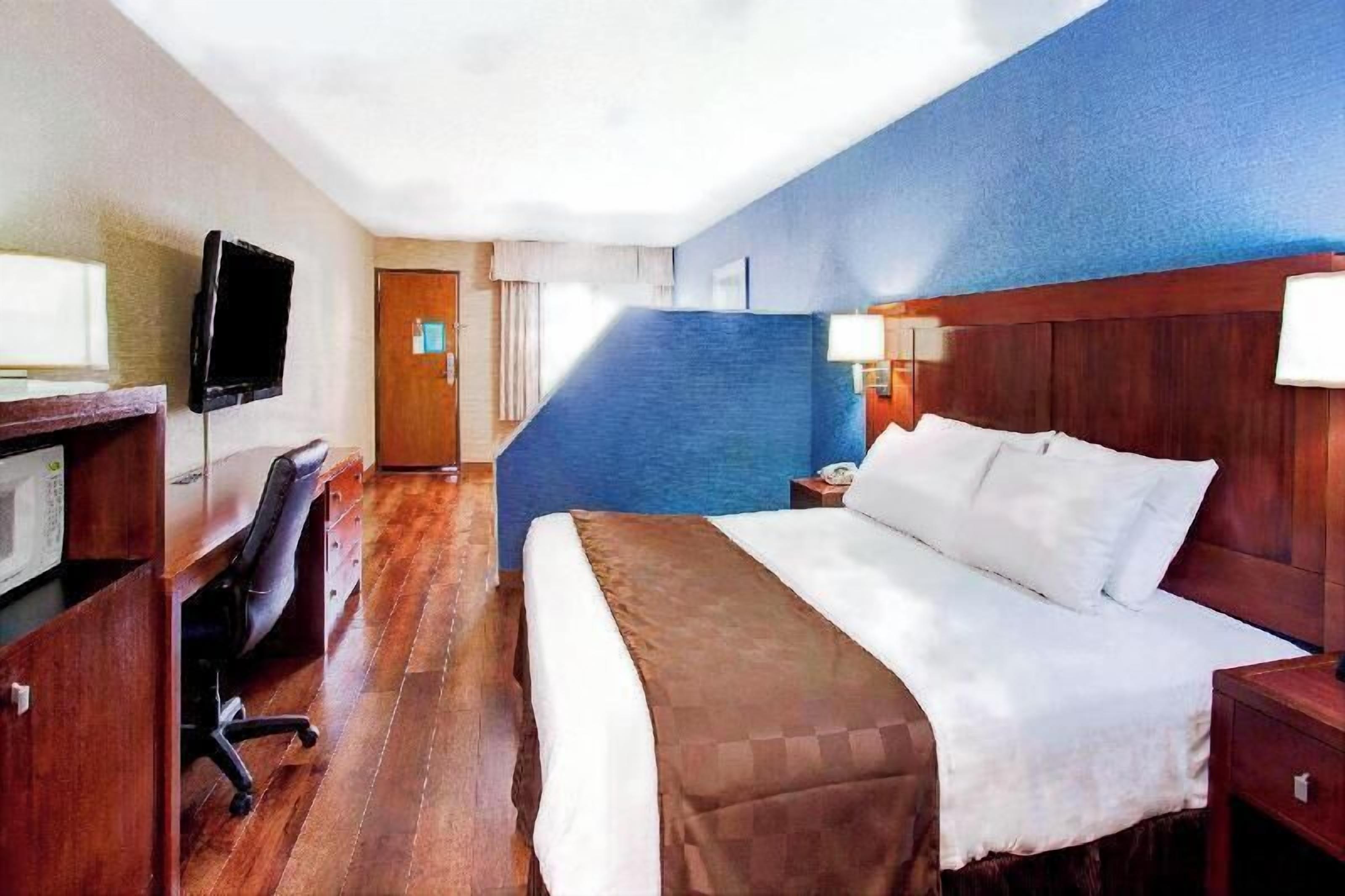 Premium bedding, in-room safe, desk, laptop workspace