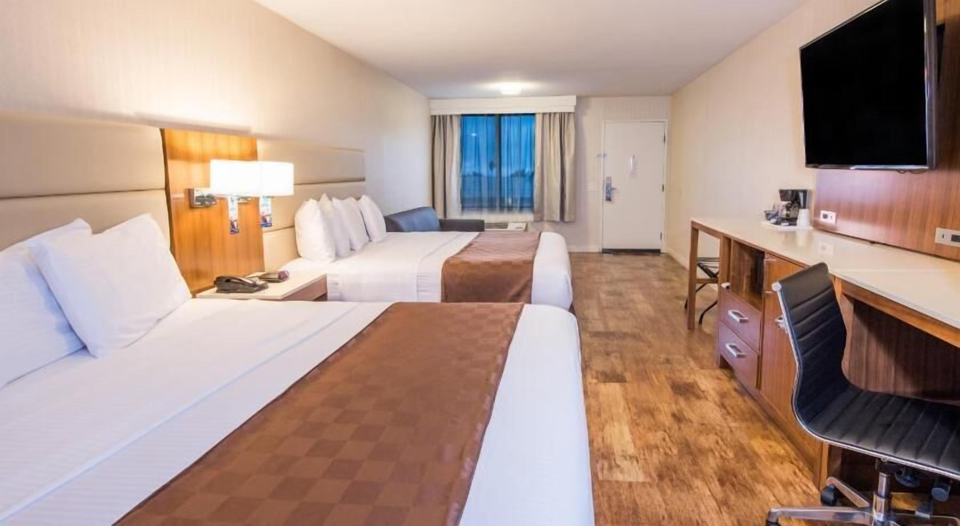 Premium bedding, in-room safe, desk, laptop workspace