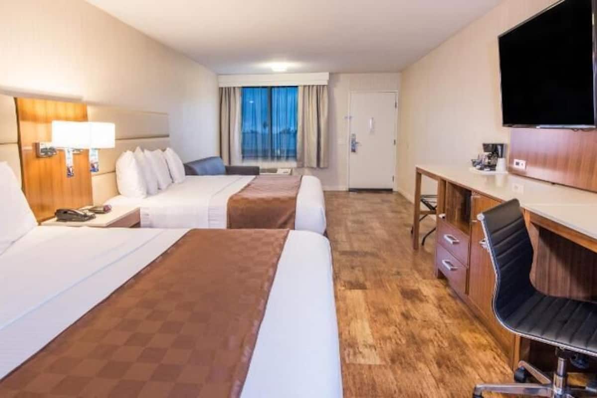 Premium bedding, in-room safe, desk, laptop workspace