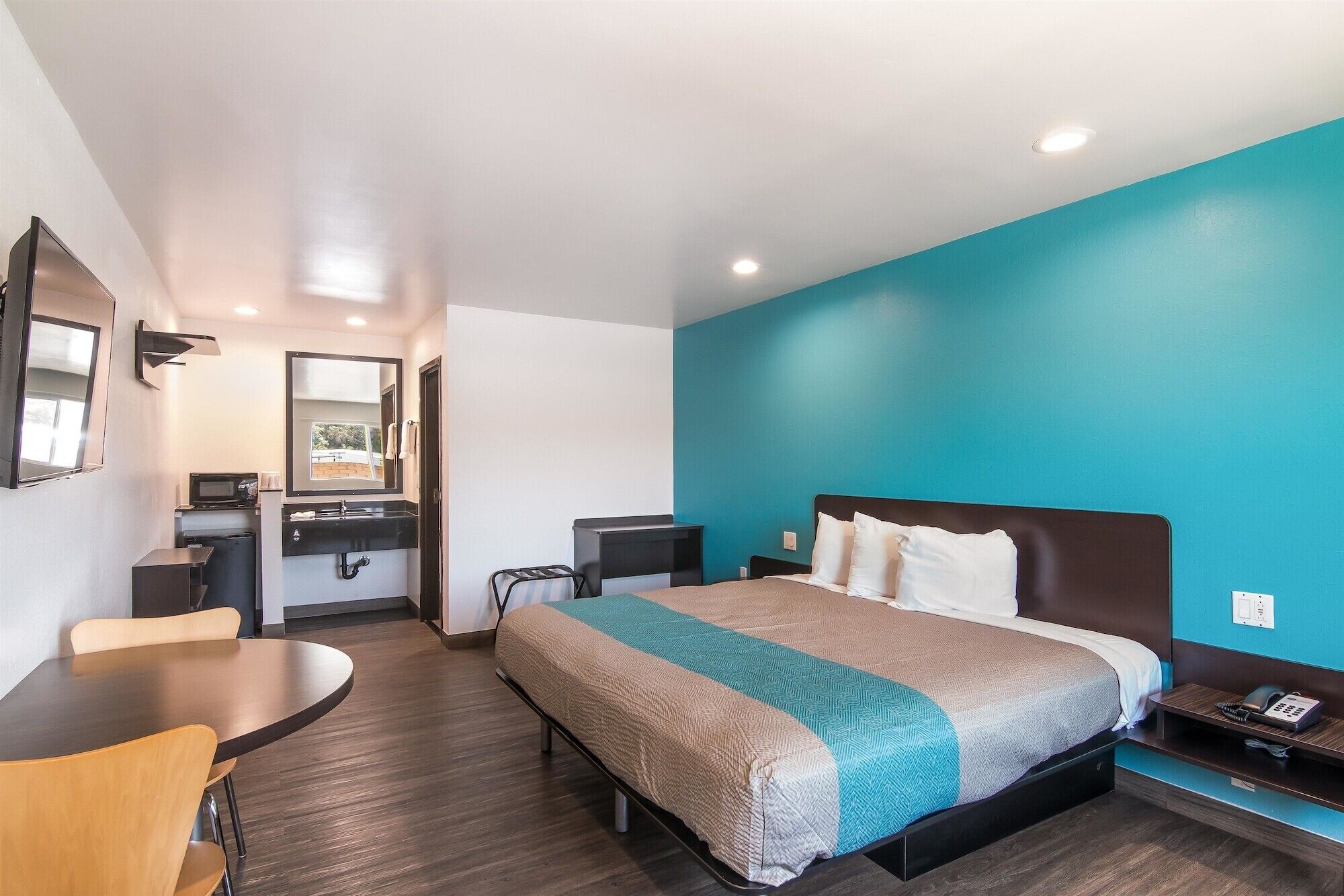 Escritorio, wifi gratis y ropa de cama 