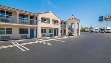 Vista frontal de la propiedad