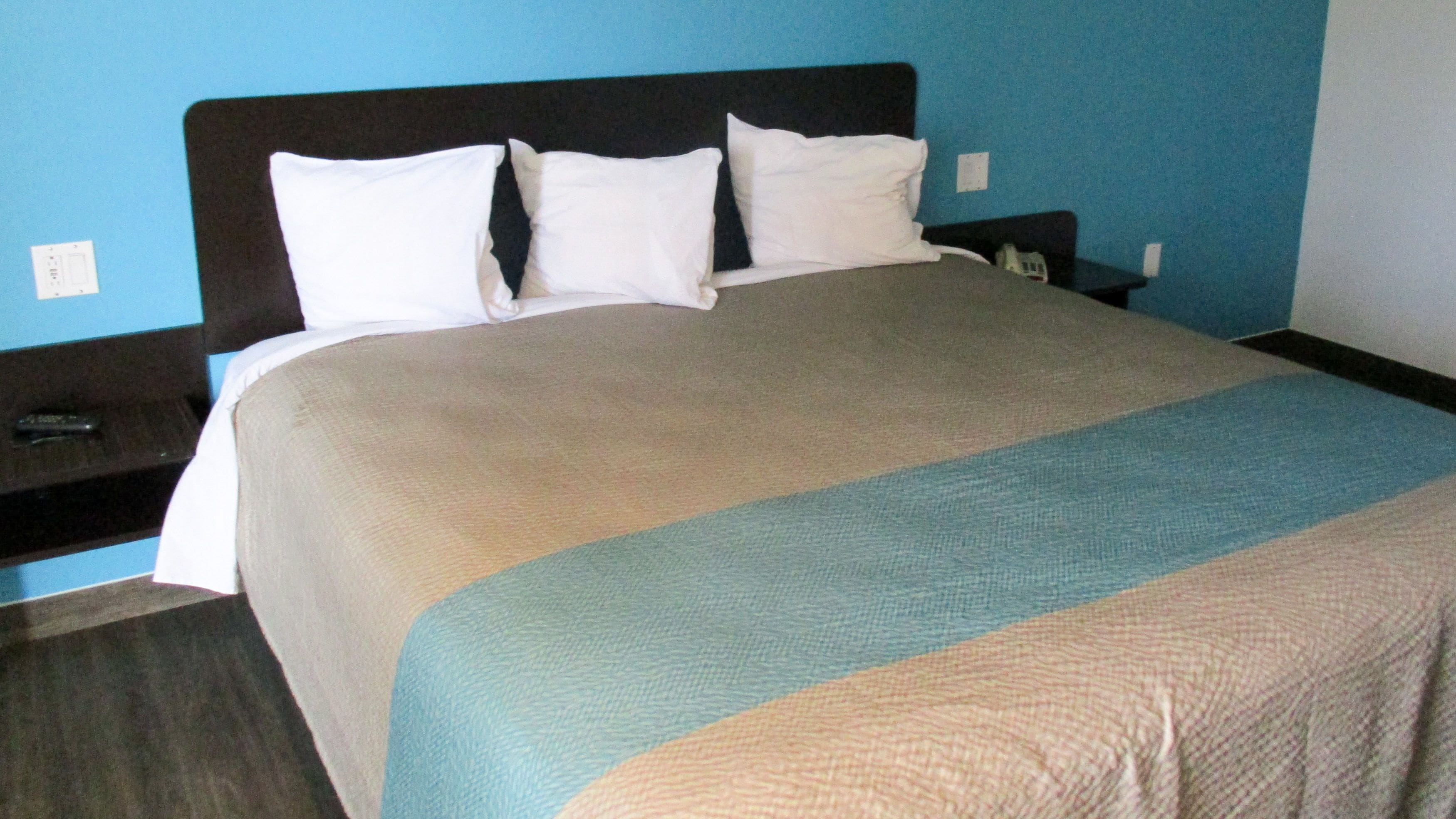 Escritorio, wifi gratis y ropa de cama 