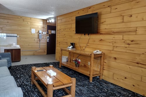 Suite, Multiple Beds, Non Smoking | Premium bedding, pillowtop beds, desk, free cribs/infant beds
