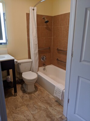 Habitación estándar, varias camas, con acceso para personas discapacitadas | Baño | Tina con regadera, secadora de cabello, toallas