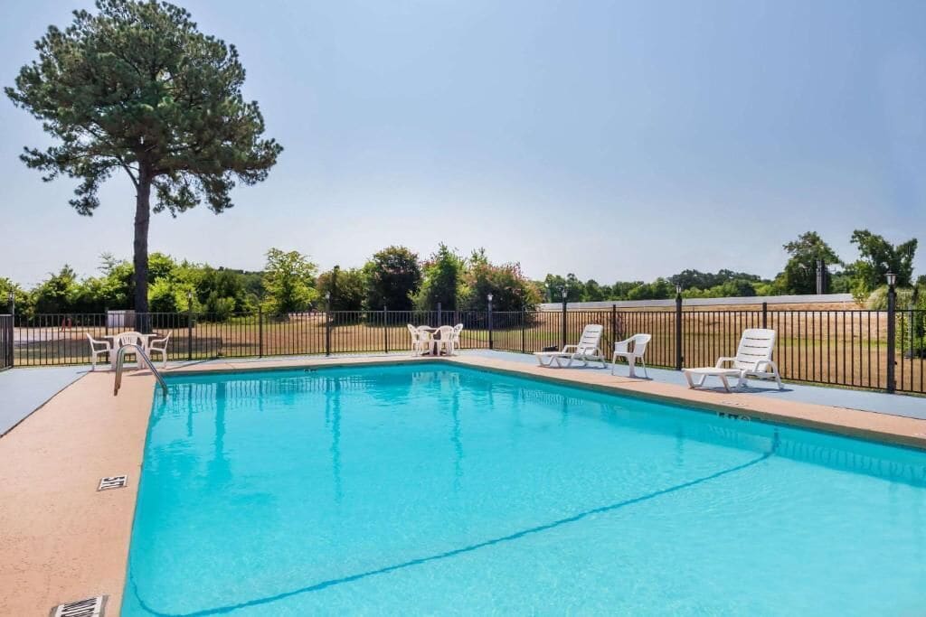 Hồ bơi ngoài trời phục vụ theo mùa 