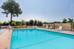 Piscine extérieure en saison