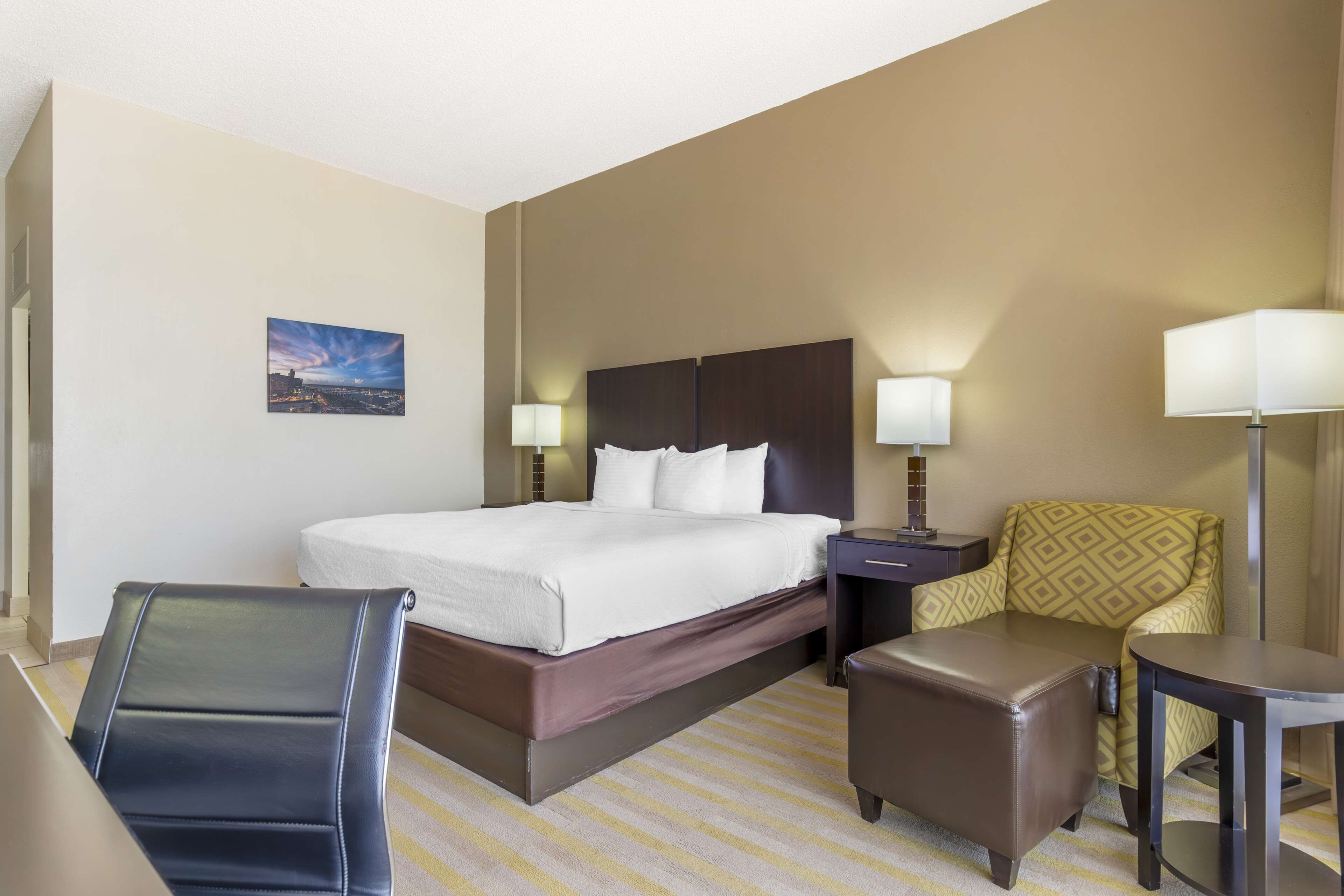 premium bedding, pillow-top beds, in-room safe, desk