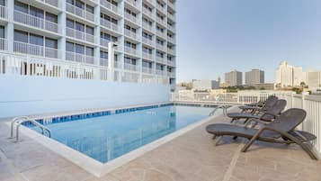 Una piscina al aire libre de temporada