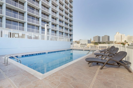 Una piscina al aire libre de temporada