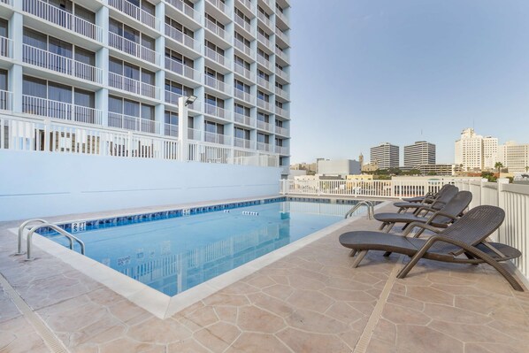 Una piscina al aire libre de temporada