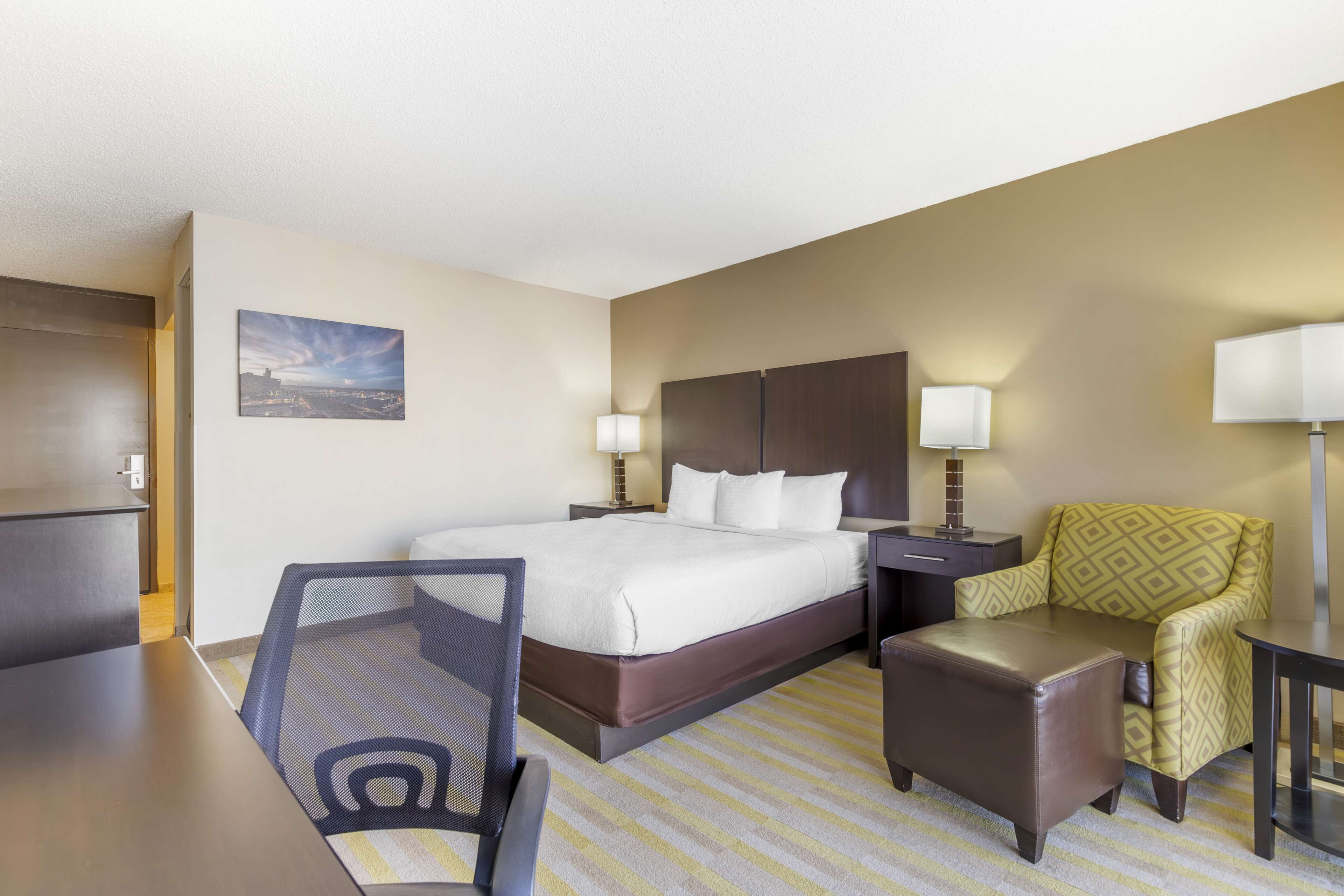 standard room, 1 king bed, accessible, refrigerator & microwave | premium bedding, pillow-top beds, in-room safe, desk