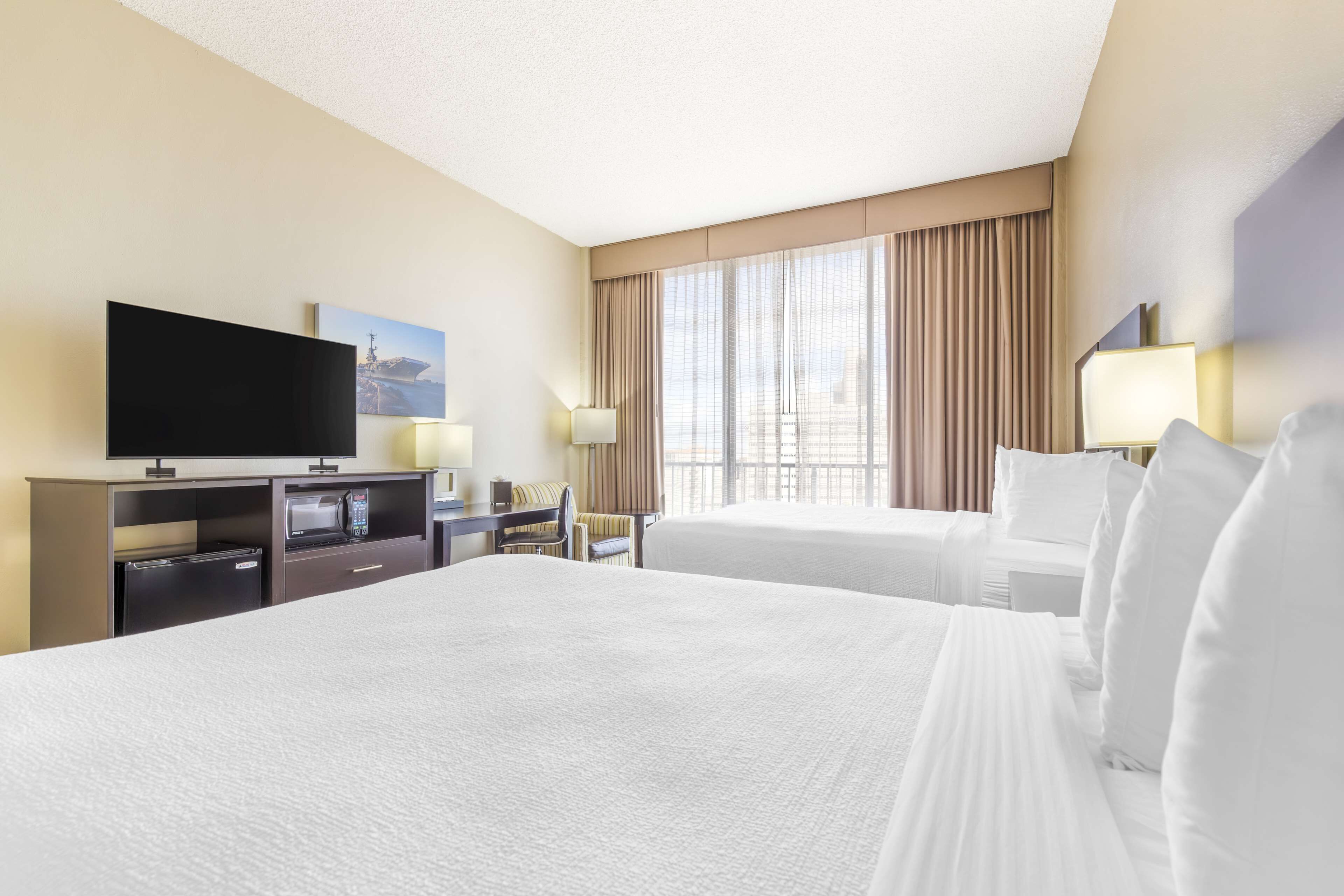 premium bedding, pillow-top beds, in-room safe, desk