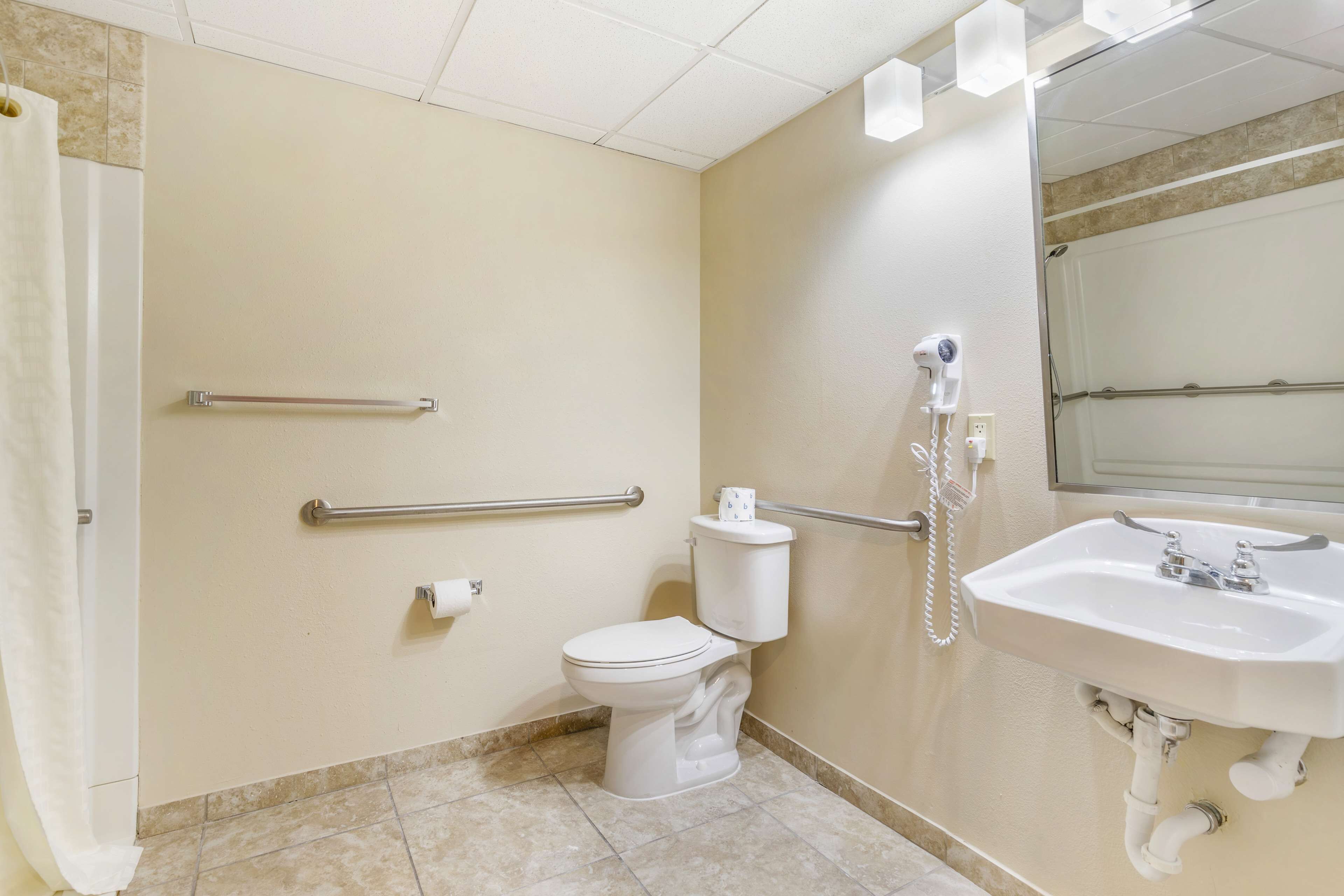 combined shower/bathtub, free toiletries, hair dryer, towels