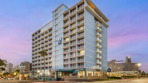 A multi-story hotel with a modern design, featuring balconies on each floor and a prominent entrance with a glass facade. - Best Western Corpus Christi (Corpus Christi)