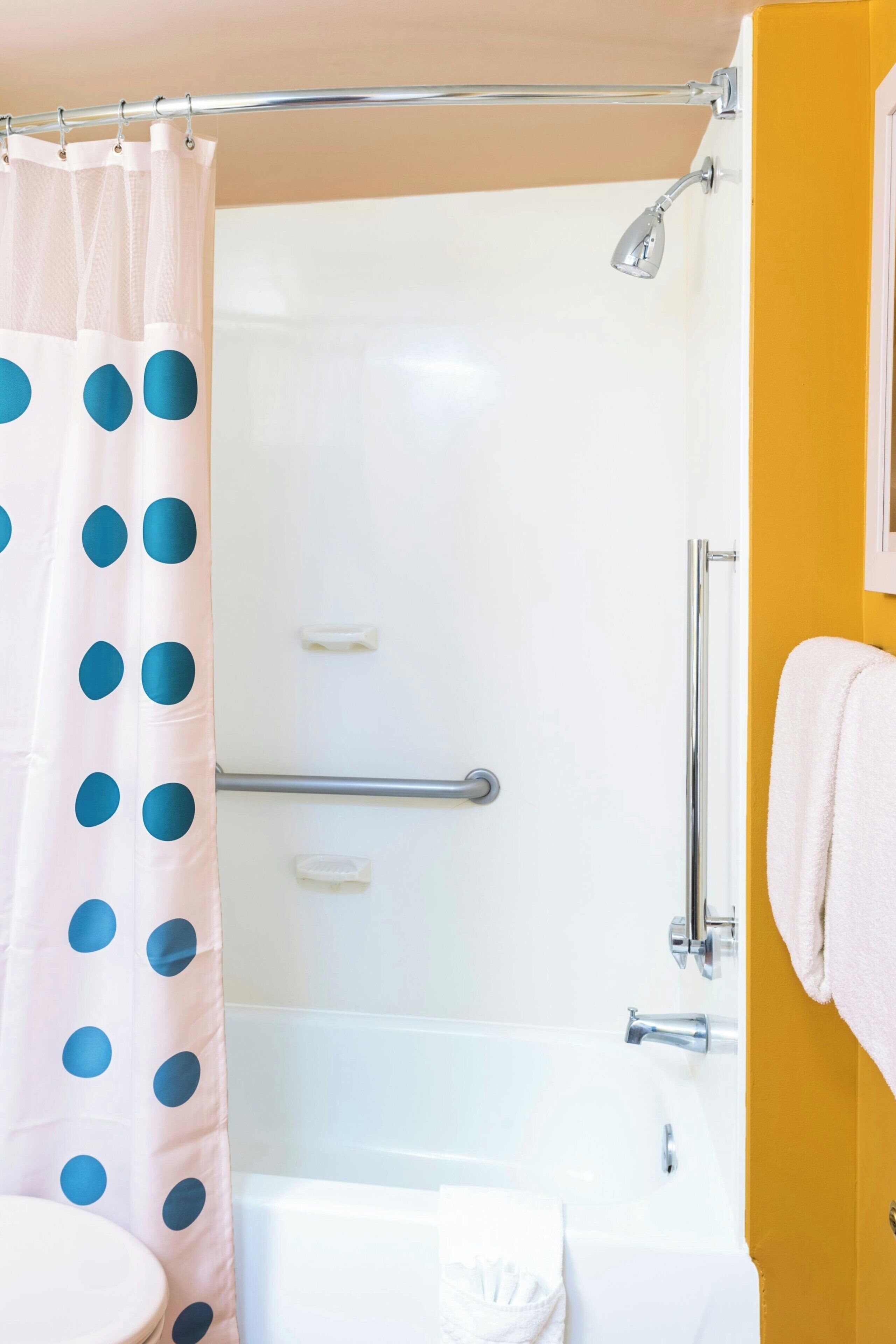 combined shower/bathtub, hydromassage showerhead, free toiletries