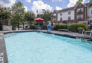 Seasonal outdoor pool, open 10:00 AM to 10:00 PM, pool umbrellas - Towneplace Suites By Marriott Kennesaw (Kennesaw)