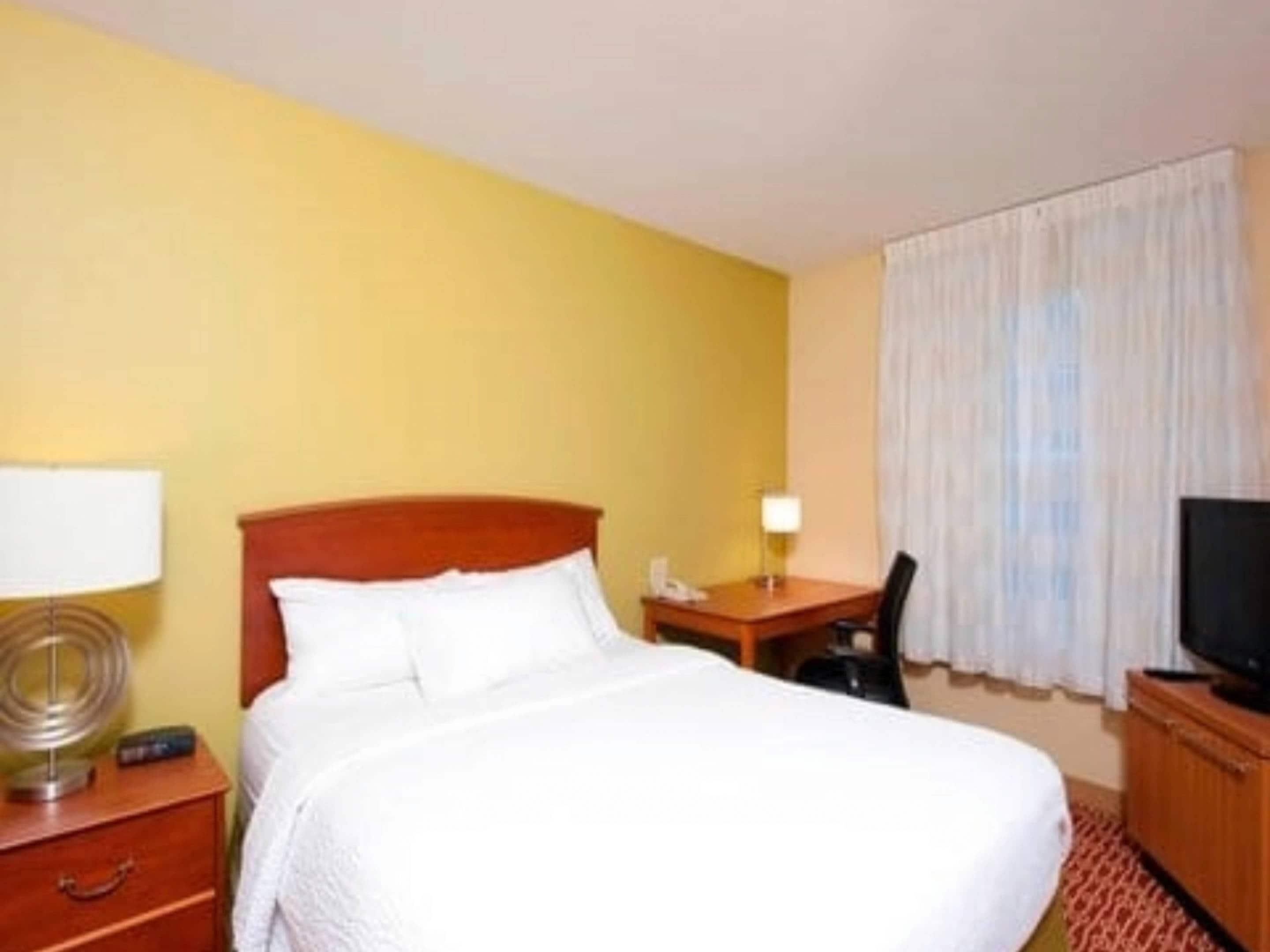 Meja, langsir/tirai gelap terus, kalis bunyi, seterika/papan seterika 