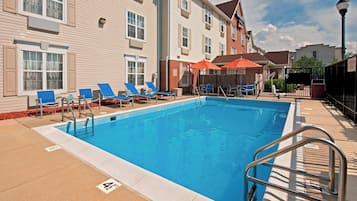 Piscina externa sazonal, funciona das 10h às 22h, guarda-sóis