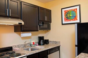 Full-size fridge, microwave, oven, stovetop