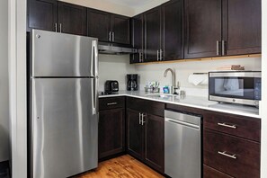 Full-size fridge, microwave, stovetop, dishwasher