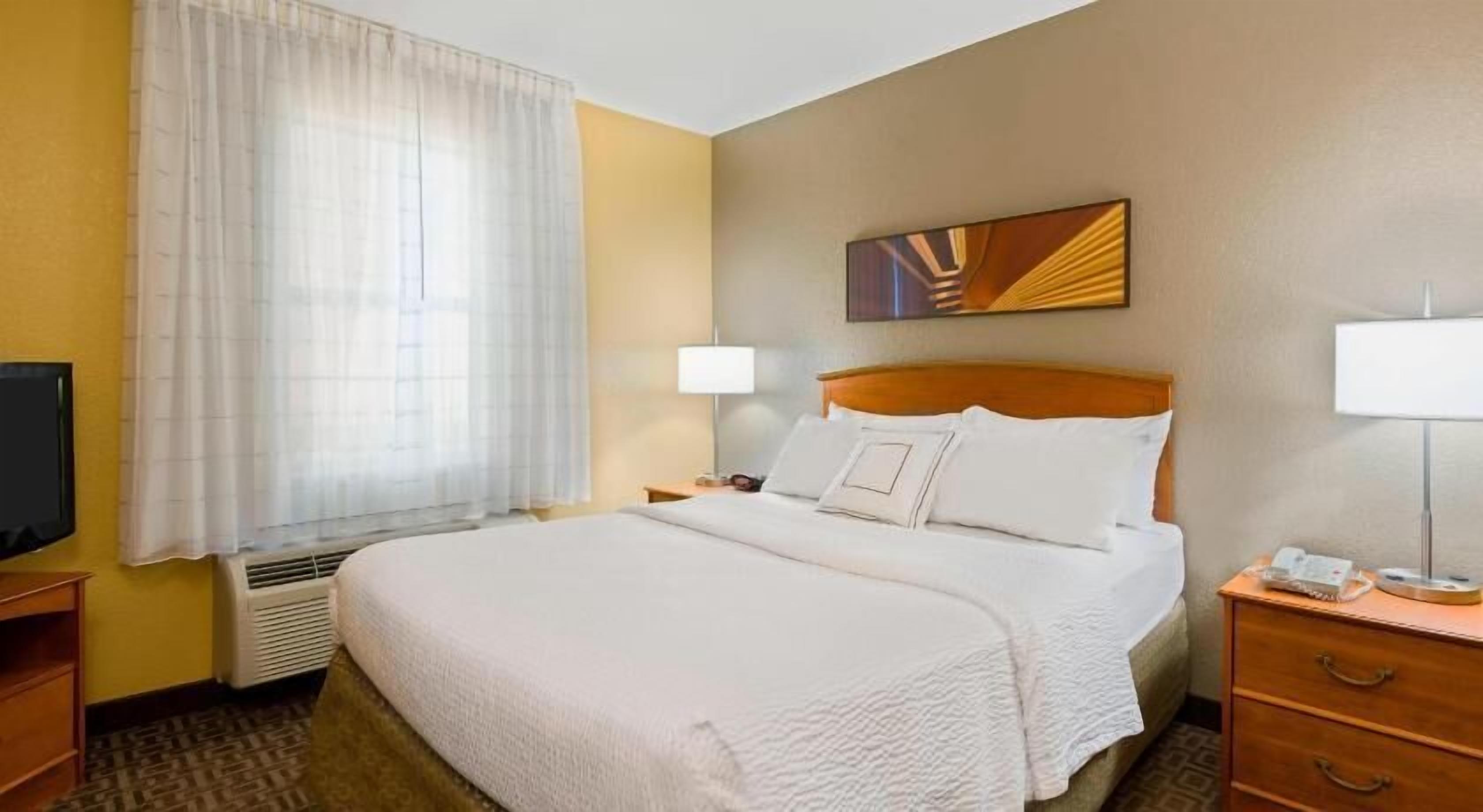 Pillowtop beds, desk, laptop workspace, blackout drapes
