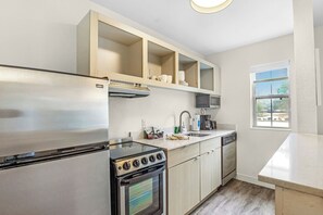 Suite, 2 habitaciones | Colchones con acolchado adicional y escritorio